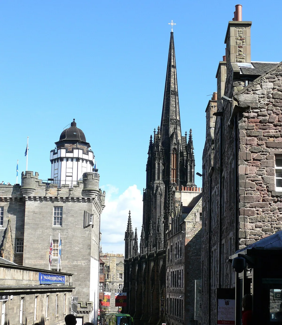 Blick auf Edinburgh Castle und die Altstadt auf dem Felsrücken