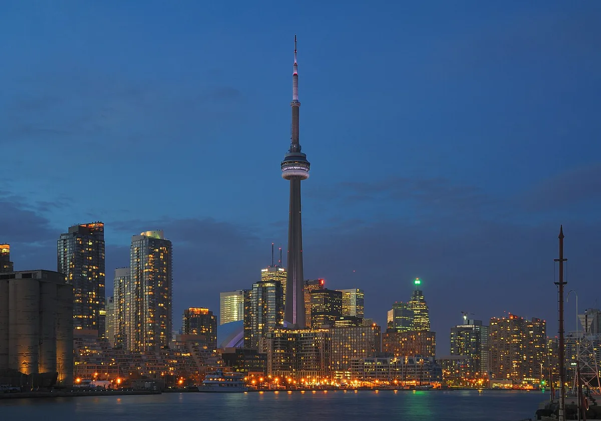 Skyline von Toronto mit CN Tower am Ontariosee